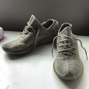 YEEZYS SIZE 6 IN MENS 7.5 IN WOMENS NEVER WORN
